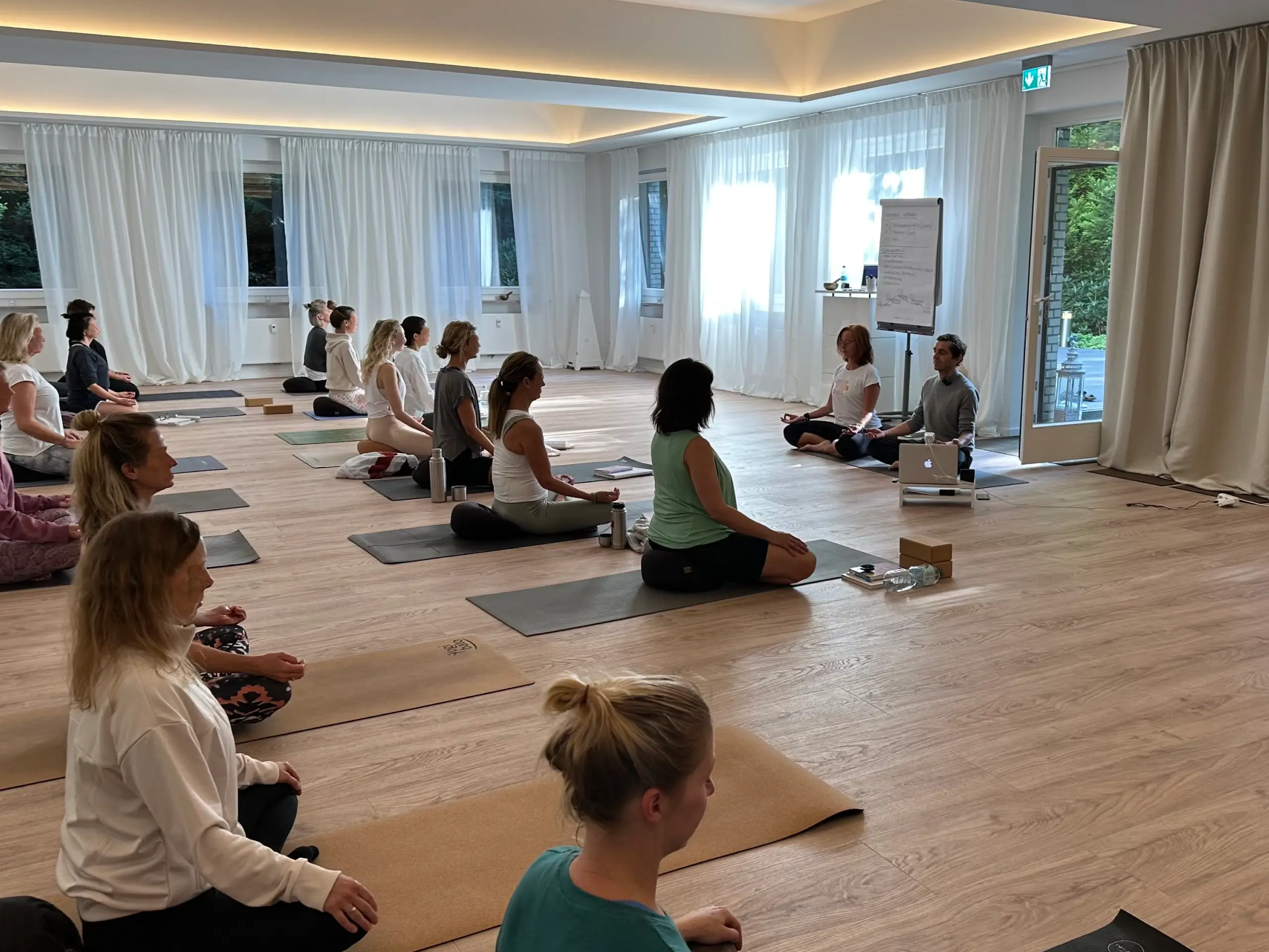 UNIT Yoga Hamburg Galerie Kursraum