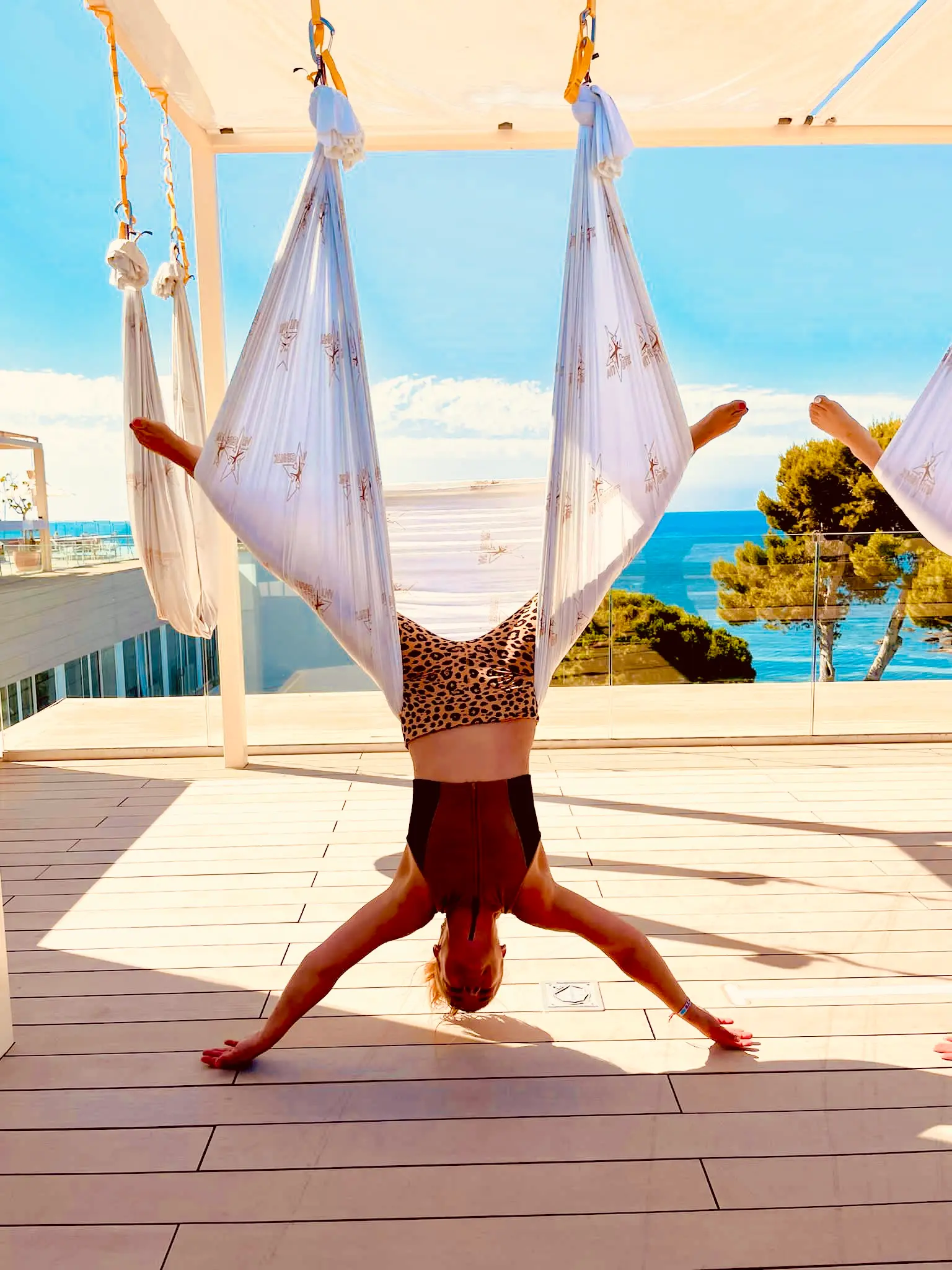 Steffi Faradi Aerial Yoga-Kopf über