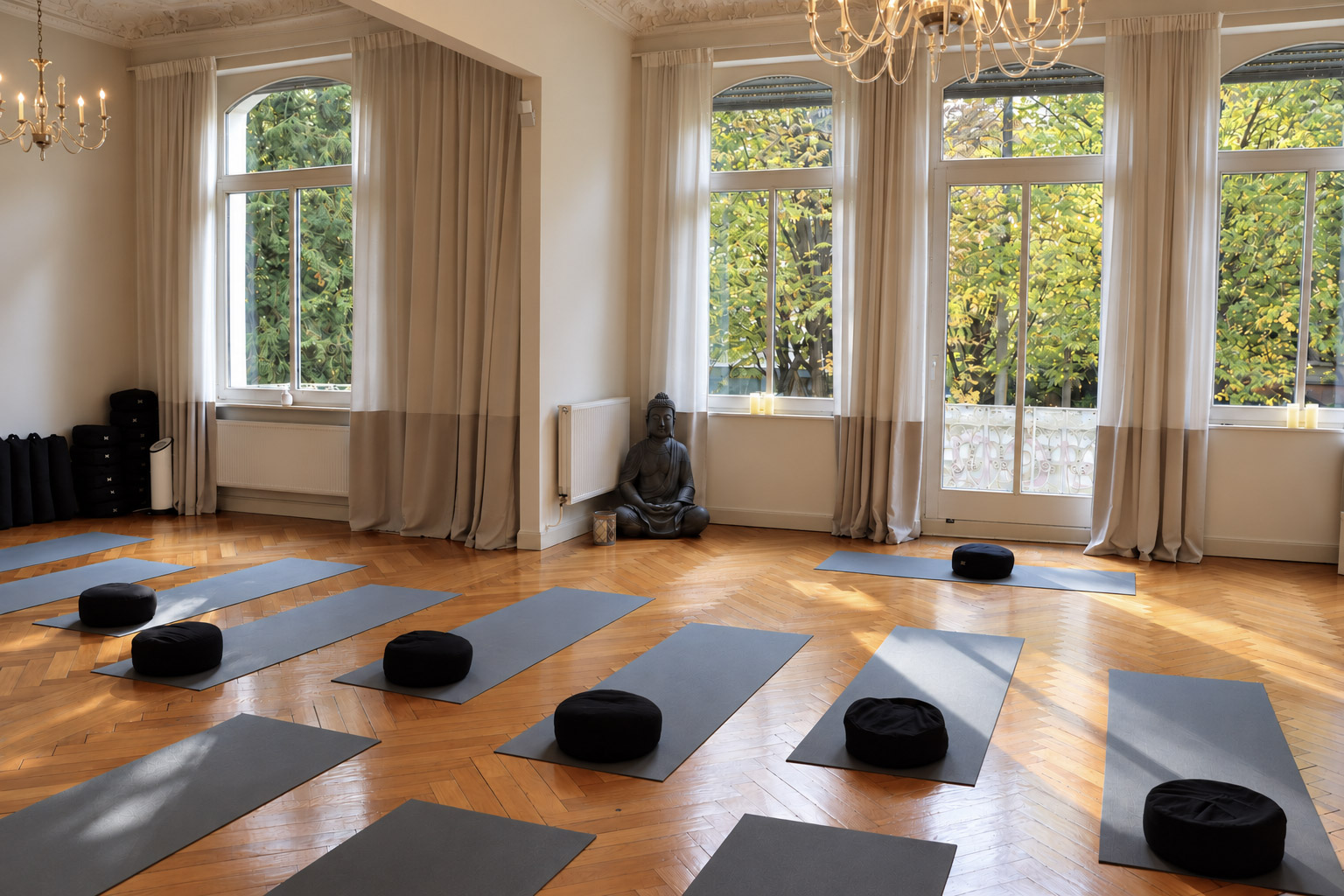 Großer Yogaraum im UNIT Yoga Studio Wiesbaden Großer Yogaraum im UNIT Yoga Studio Wiesbaden